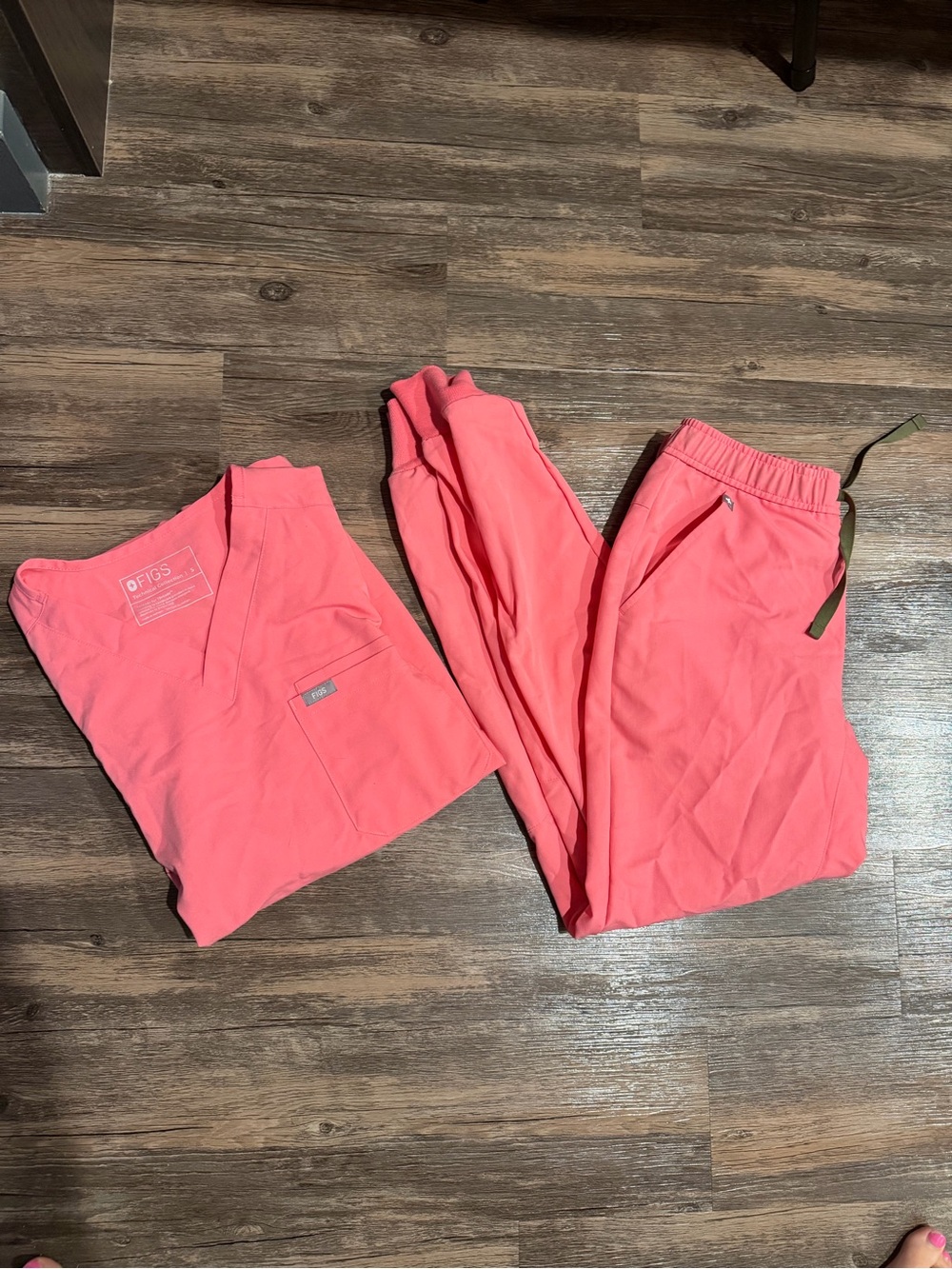 FIGS Men’s Coral Jogger Bottoms and scrub top